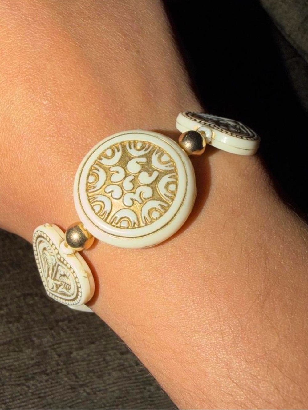 Hand Crafted White and Gold Round Medallion Stretch Bracelet
